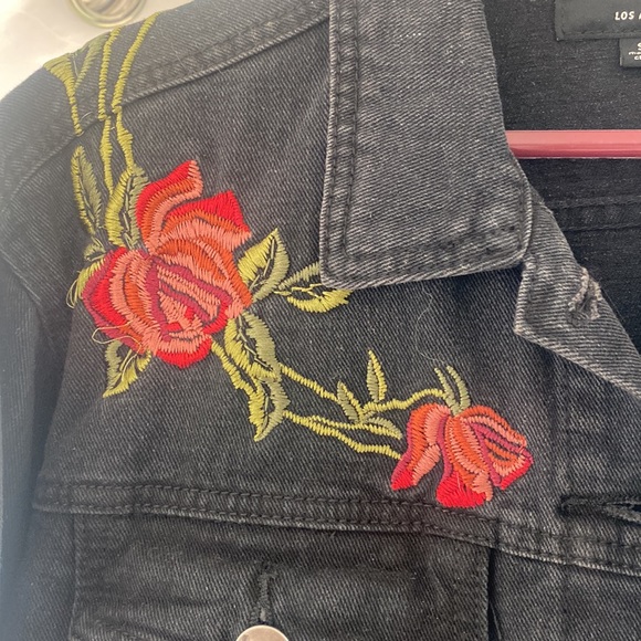 Black jean jacket with embroidered flowers size small - Picture 3 of 4